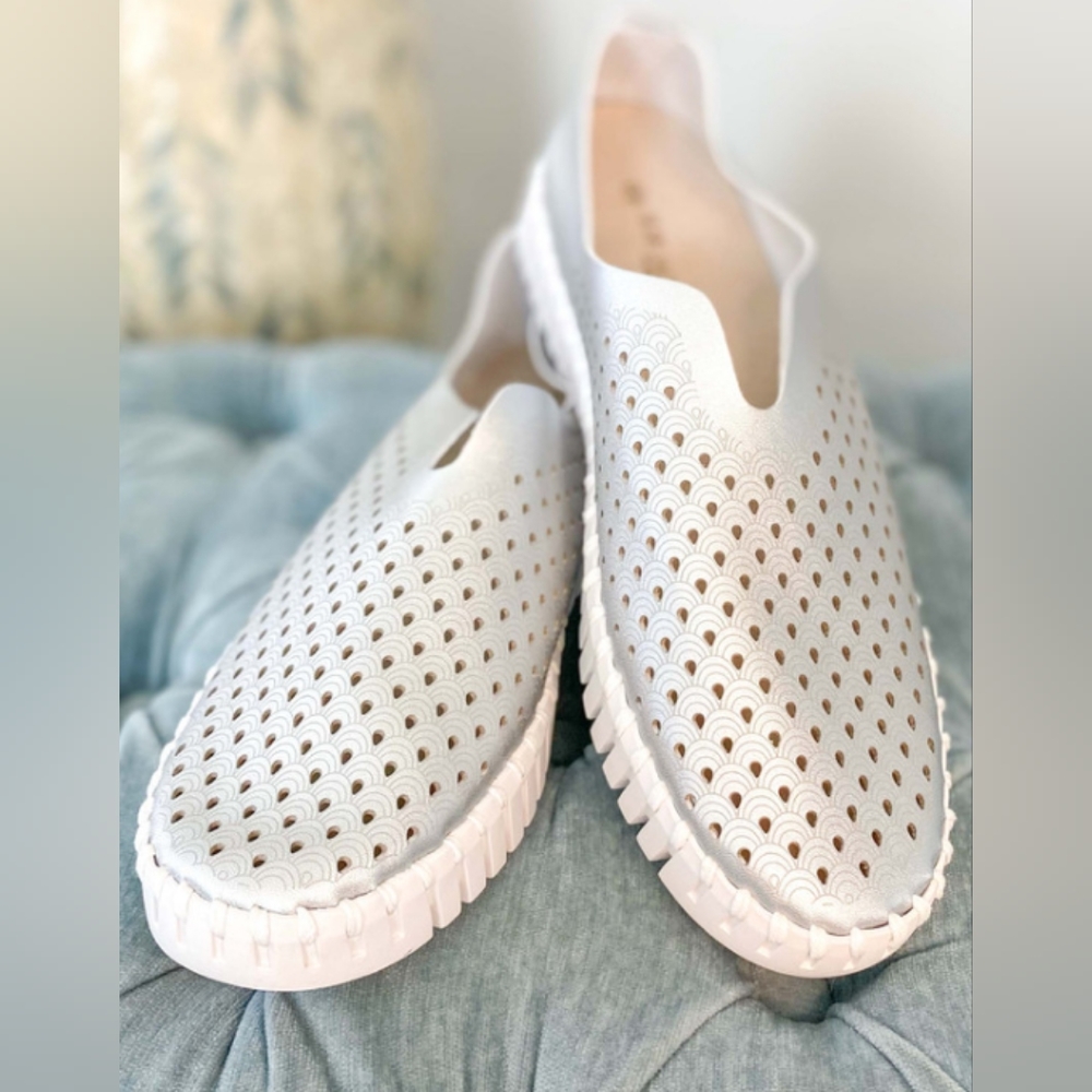 ISLE JACOBSEN SILVER TULIP 139 PERFORATED SHOES